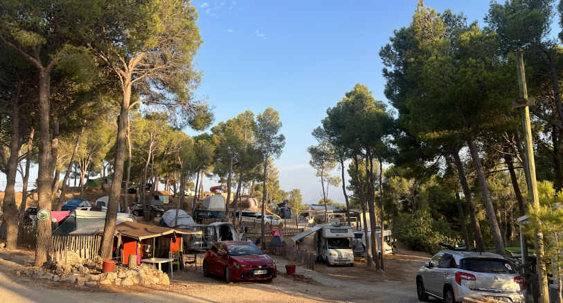 Photo montrant un bloc sanitaire moderne avec laverie et cabines PMR (sanitaires modernes pmr salses) – Vue panoramique (Tente Lbdp Le De Famillial) chez Camping Familial & Mobil-Home à Salses-le-Château [Photo #54664]