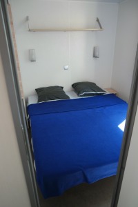 lit d'un mobil home au campig le bois de pins a salses le chateau