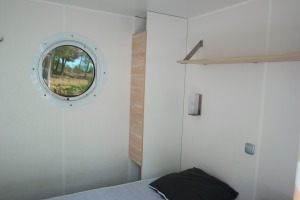 photo dune chambre de mobil hoeme au campong le bois de pins a salses avec un ublot est une vue sur la nature extraordinaire