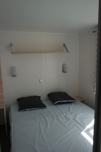 une photo de la chambre d'un mobile home du camping le bois de pins a salses le chateau