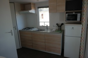 photo de la cuisine d'un mobil home du bois de pins