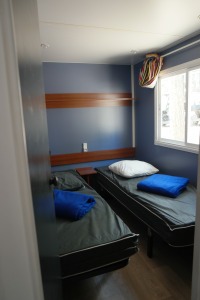 photo d'une chambre avec lit double de mobil home au camping le bois de pins prise part digital duo66