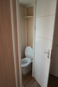 photo d'un wc de mobil home au camping le bois de pins prise part digital duo66