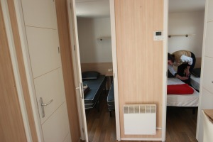 photo de deux chambre avec deux lit simple de mobil home au camping le bois de pins a salses photo prise part digital duo 66