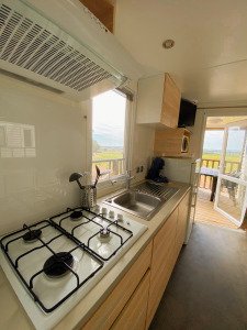 Photo montrant un espace détente paisible au cœur des pins (vacances calme nature vacances) – Focus confort chez Camping Familial & Mobil-Home à Salses-le-Château [Photo #35456]