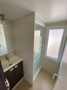 Photo montrant l'Étang de Leucate-Salses et ses activités nautiques (séjour étang leucate nature) – Zoom équipement (Salle Deau Mh Confort V13) chez Camping Familial & Mobil-Home à Salses-le-Château [Photo #35459]